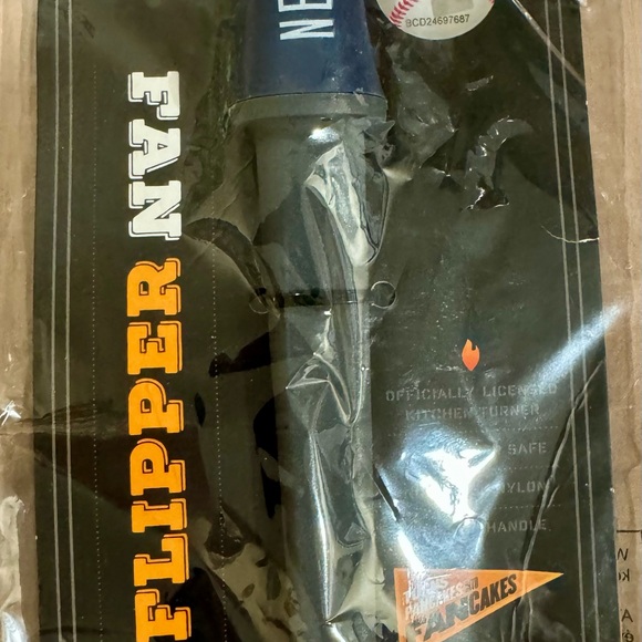 New York Yankees Memorabilia Lot Ltd Edition Baseball, Snoopy Pez, cards, flip - Picture 13 of 16